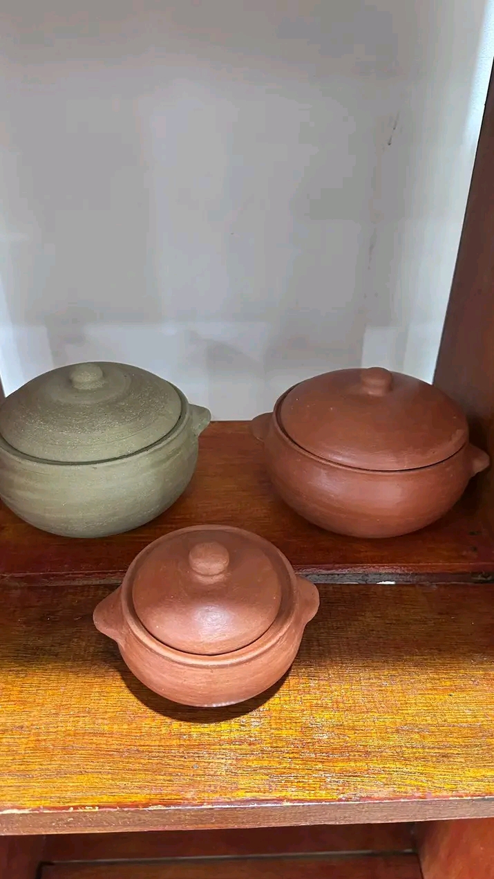 Toples Tanah Liat